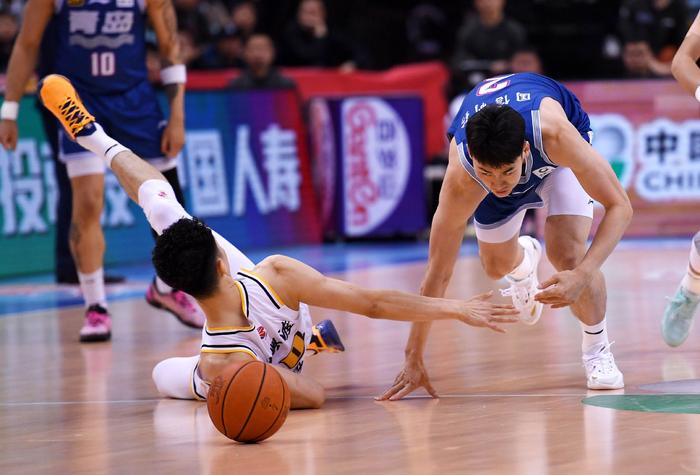 包含乐鱼体育：CBA季后赛：战术分析，临场应变，谁能笑到最后？的词条