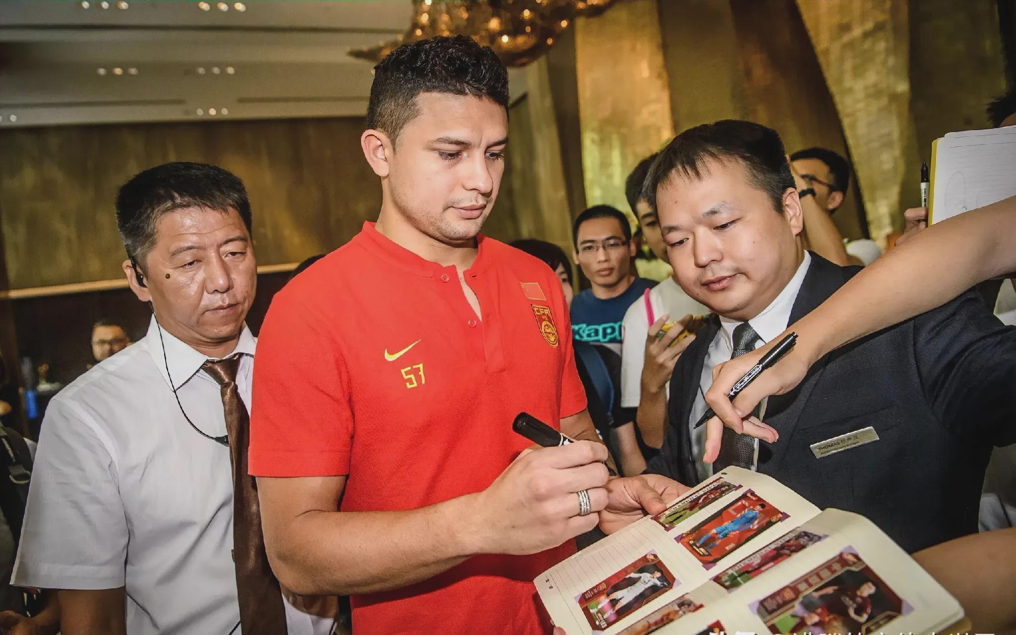 乐鱼体育:归化球员艾克森“带不动”？球迷：还是中国足球“扶不起的阿斗”？的简单介绍